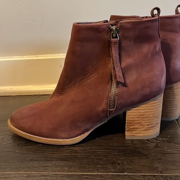 Cute booties! Lightly worn - Picture 3 of 3